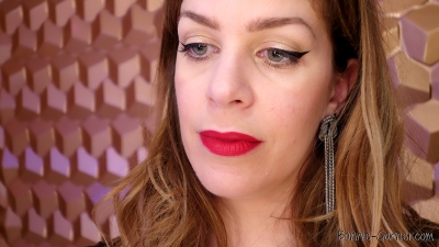Eye-liner "cat-eye" et bouche rouge