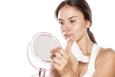 Acne et un demaquillage approximatif