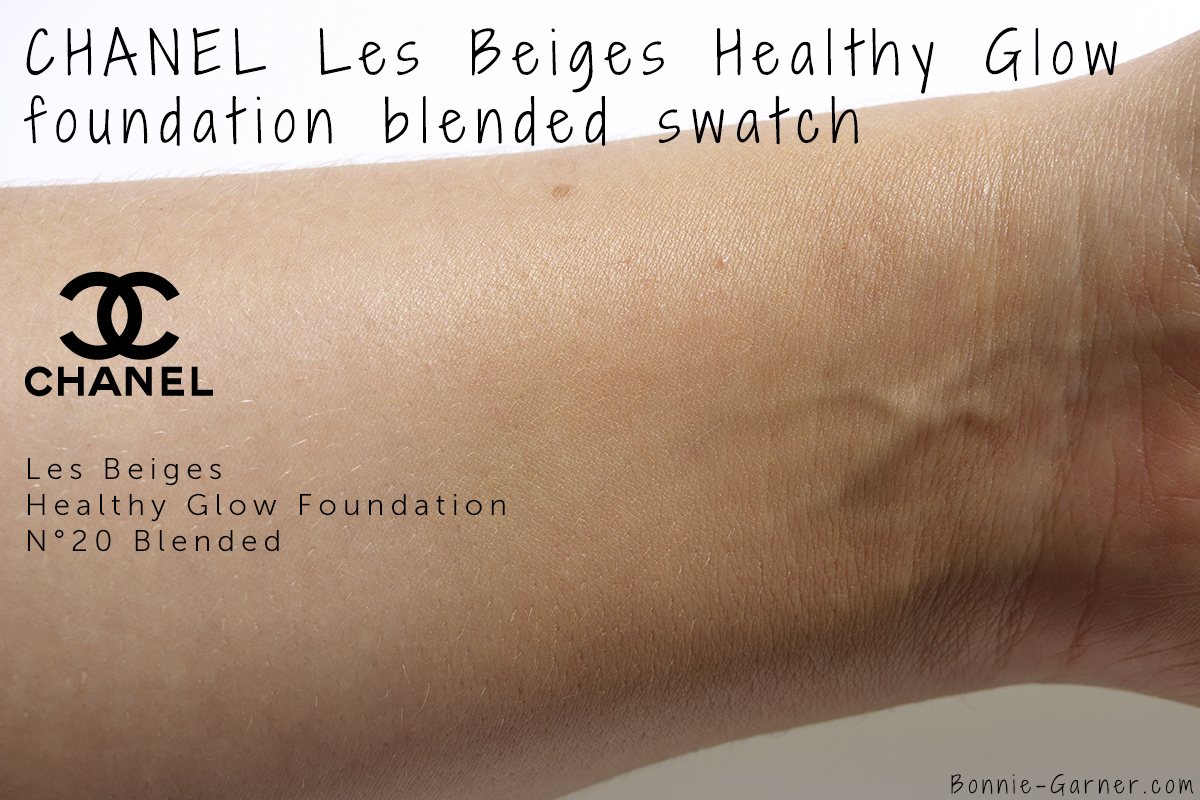 CHANEL Les Beiges Healthy Glow Foundation N°20 swatch blended