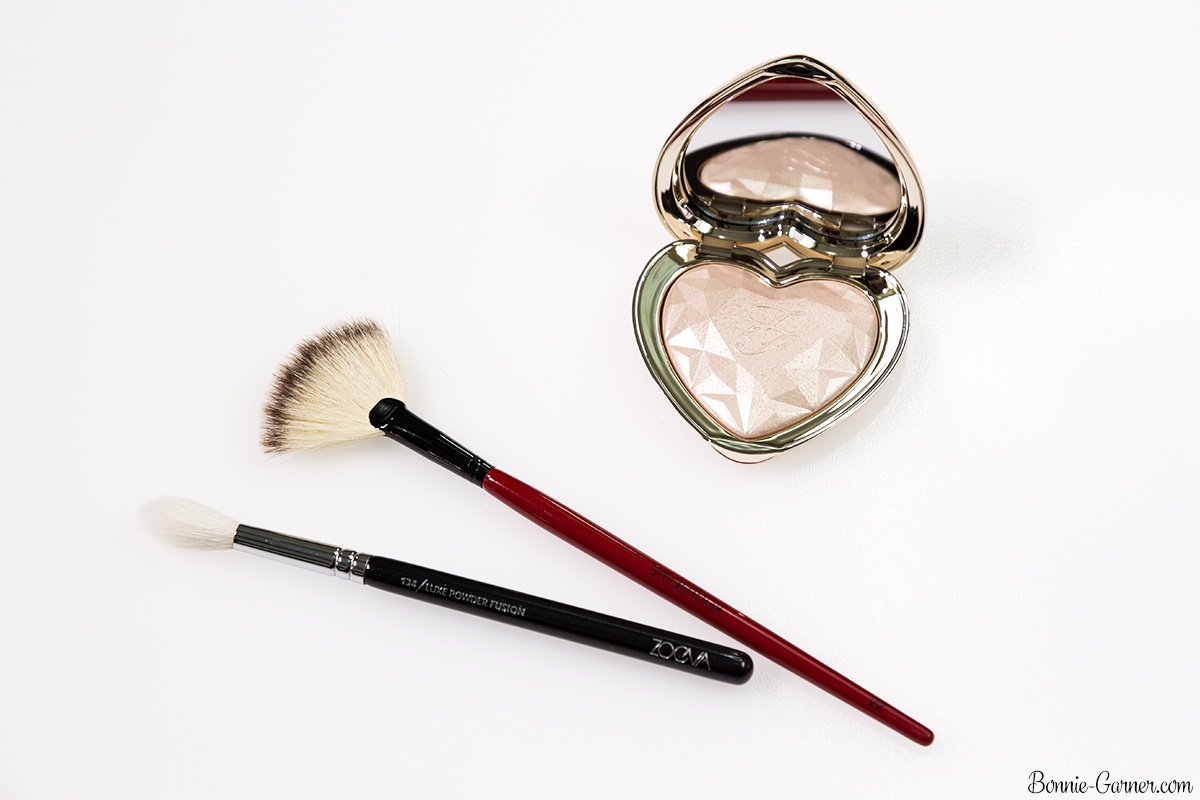 Too Faced Love Light Prismatic highlighter: Blinded By The Light, Smashbox Fan Brush n°22, Zoeva Luxe Powder Fusion 134